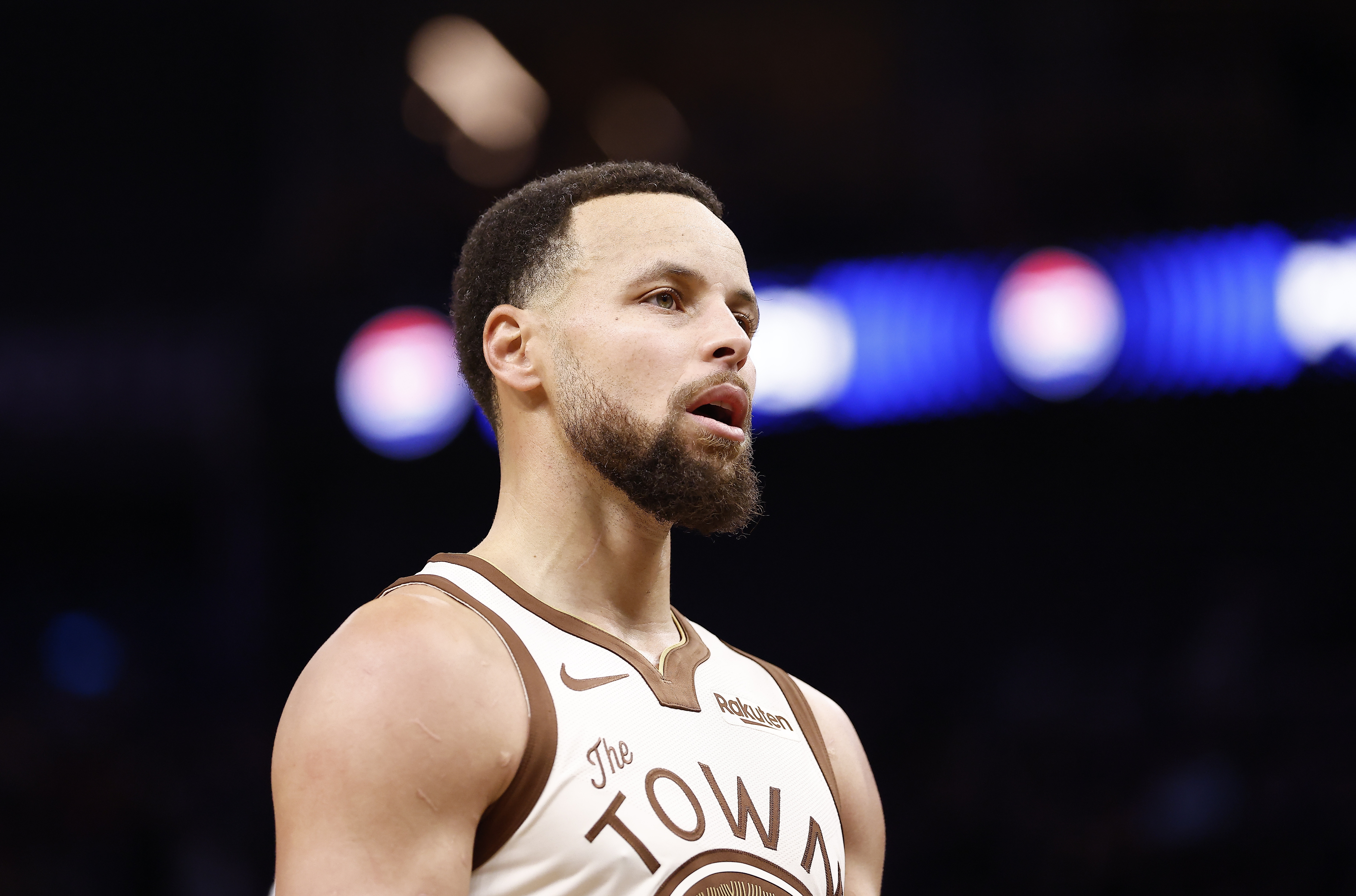 世界杯比赛在线观看平台-顶不住！库里首节4中2拿到4分 正负值-14