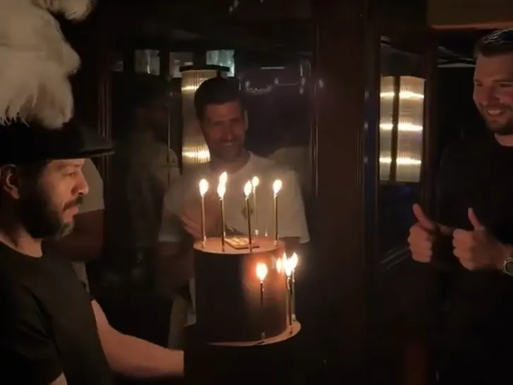 世界杯高清直播平台app下载-东契奇庆祝27岁生日！德约科维奇到场意义重大 他被卢卡称为GOAT